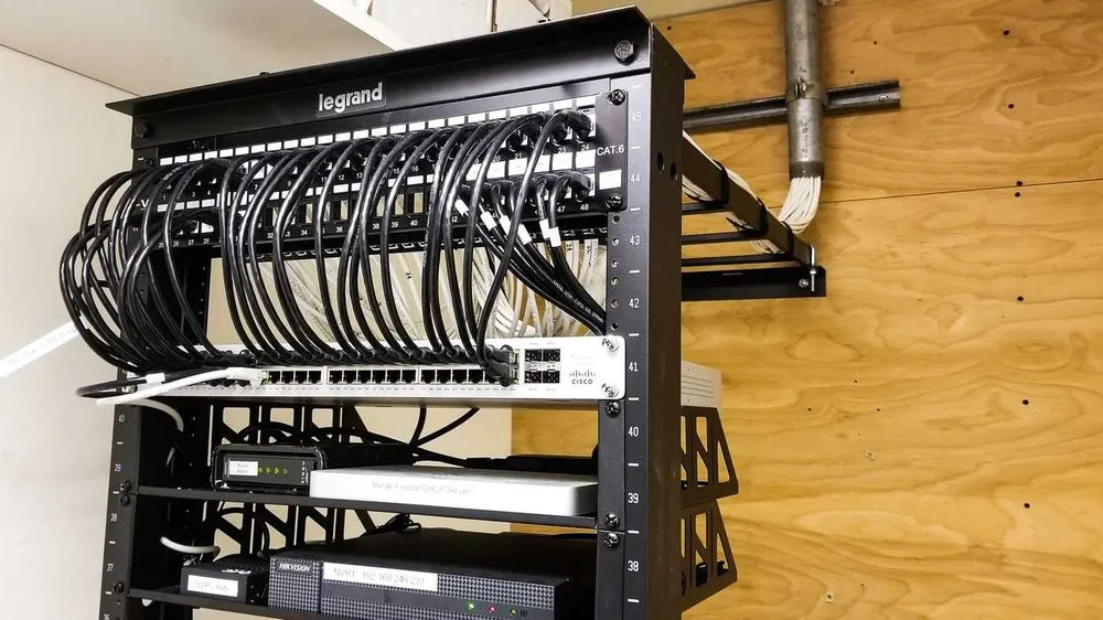 Emergency circuit breaker repair experts serving ,  - Kudox Network Commercial