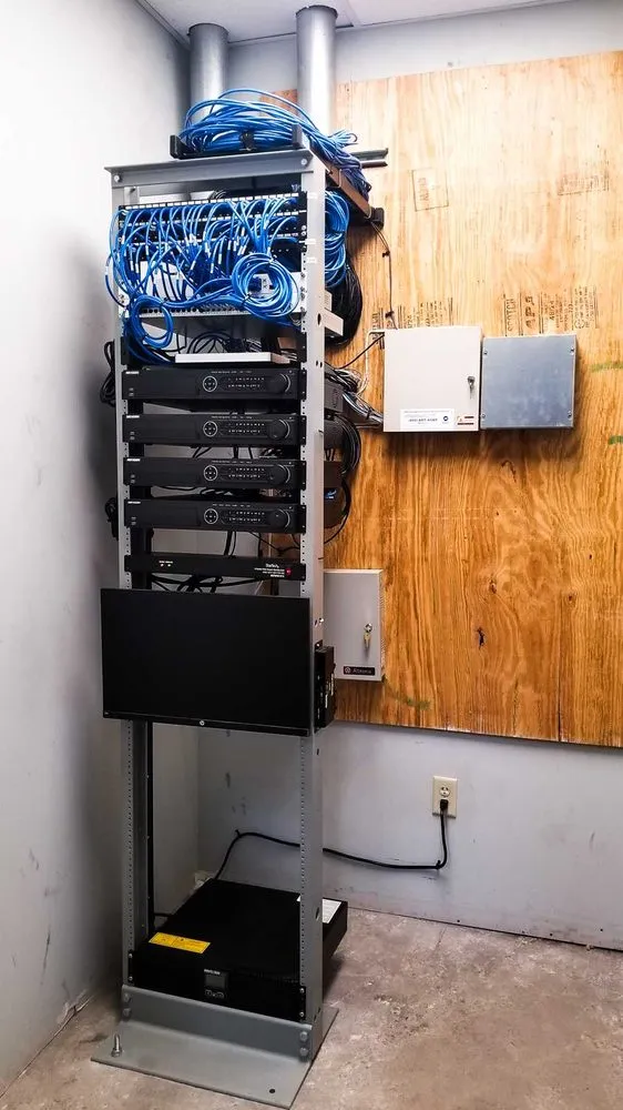 Emergency electrician providing emergency electrical service in , 