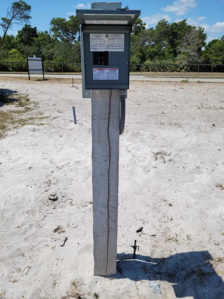 Emergency electrician providing circuit breaker repair in , 