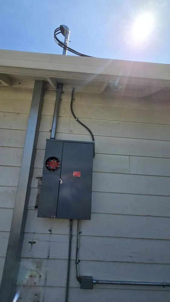 Emergency circuit breaker repair in , by Kundin Electric