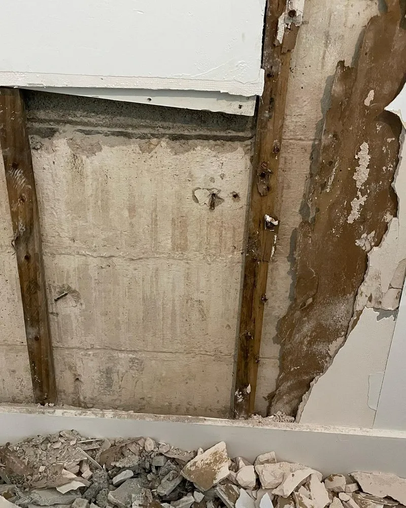 Certified electrician providing circuit breaker repair in St. Petersburg, FL - La Chavela