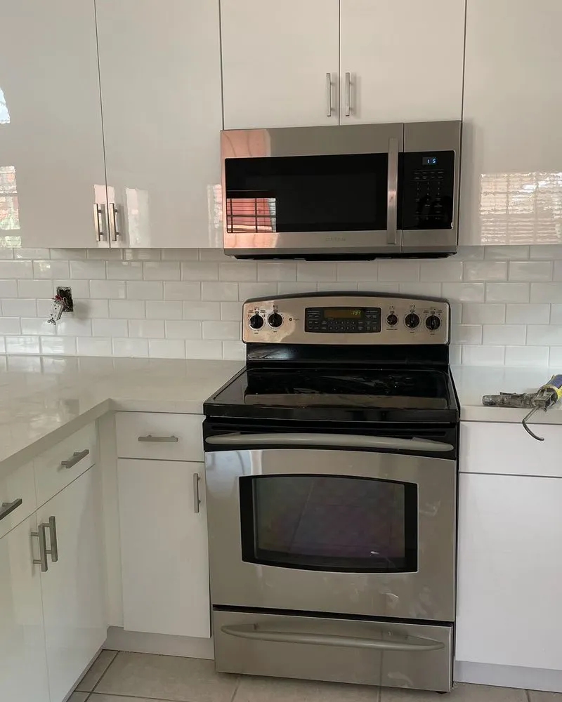 Certified outlet and switch repair in St. Petersburg, FL by La Chavela