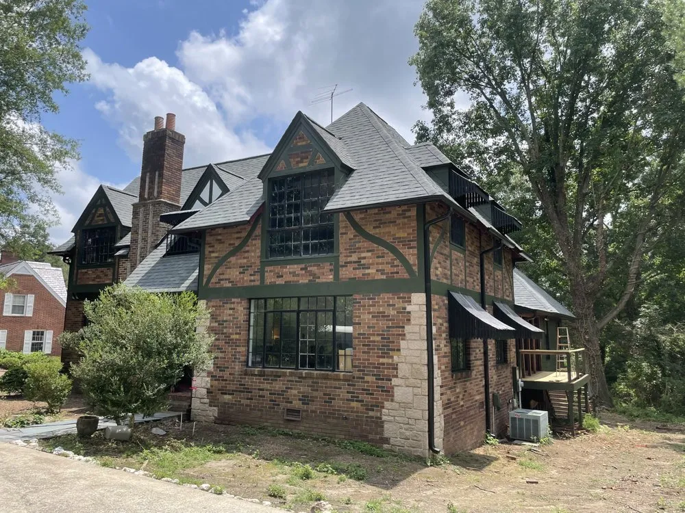 Expert electrician providing emergency electrical service in , 