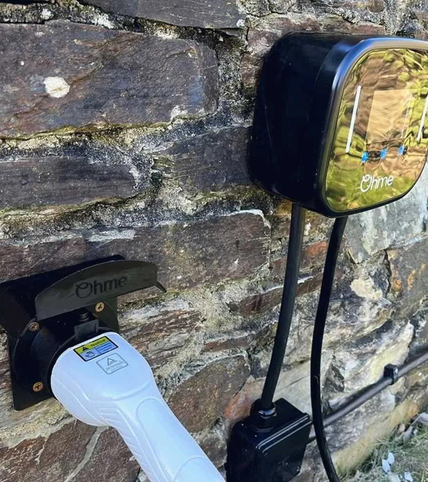 Certified electrician providing circuit breaker repair in , 