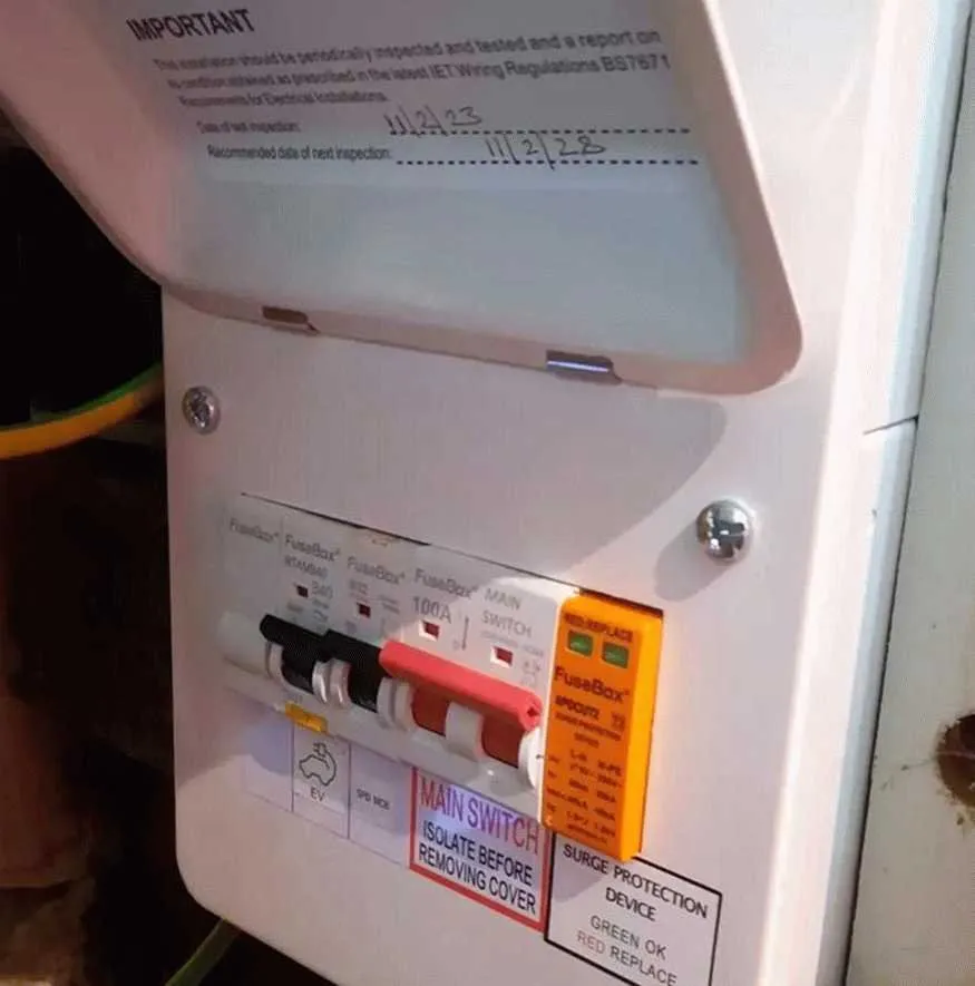 Licensed electrician providing circuit breaker repair in , 