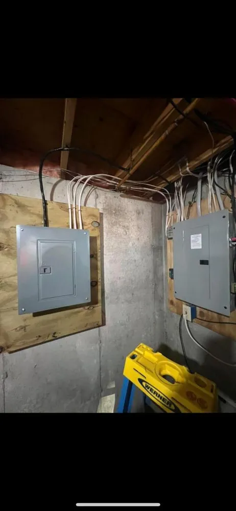 Licensed electrician providing electrical repair in , 