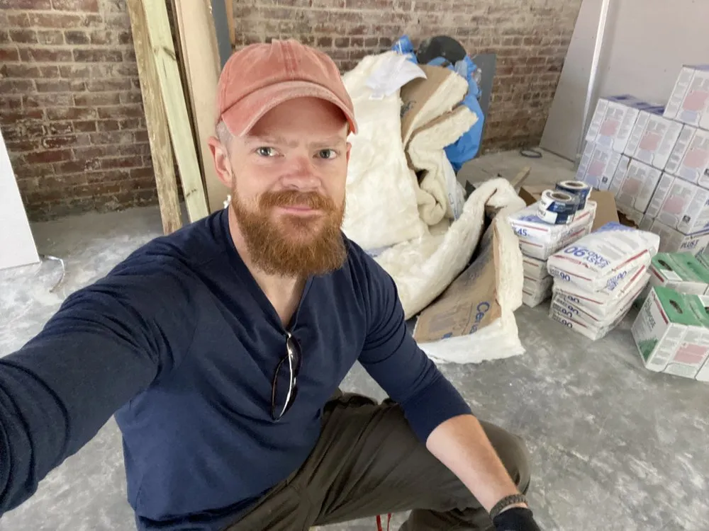 Certified electrician providing emergency electrical service in , 