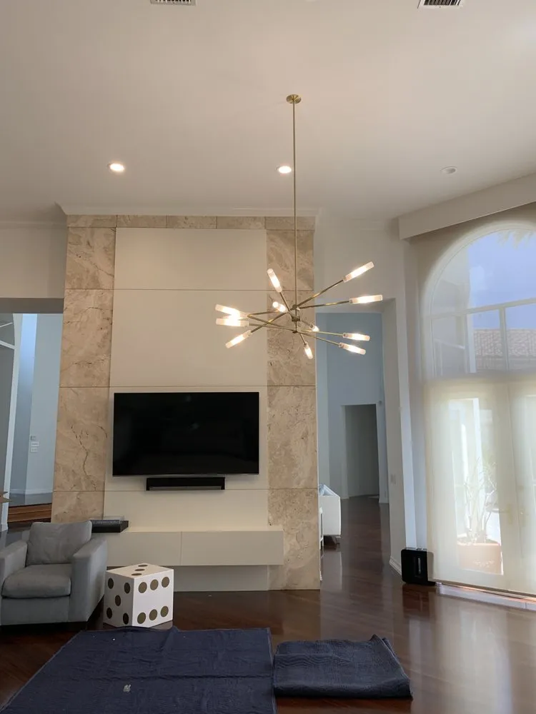 Certified electrician providing circuit breaker repair in , 