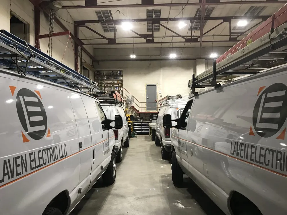 Licensed electrician providing electrical repair in , 