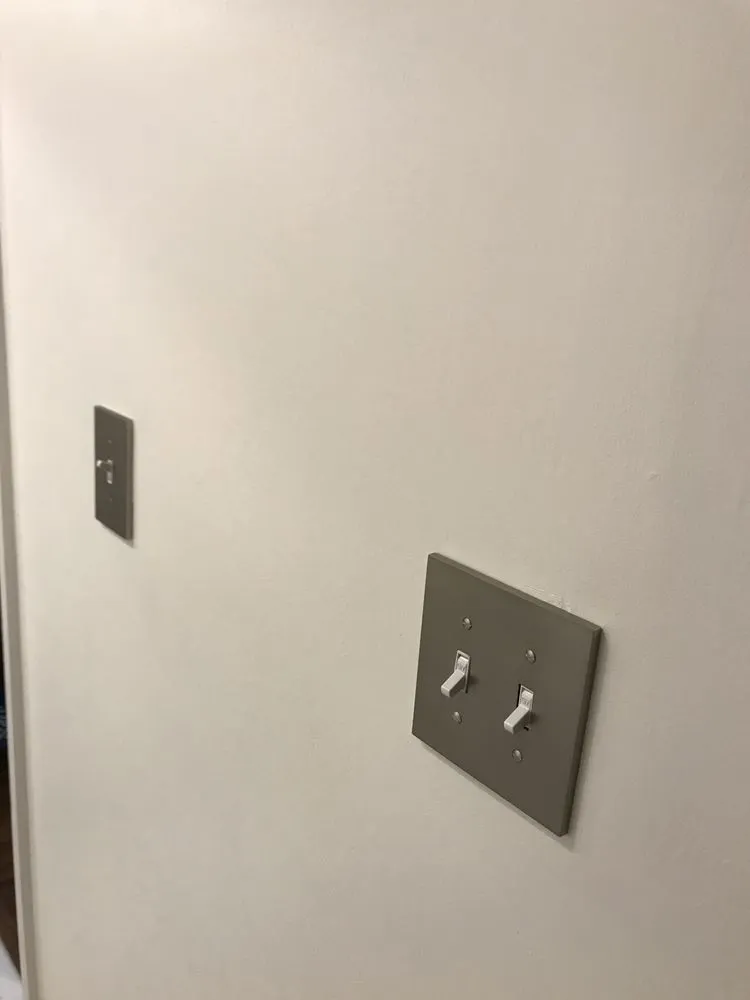 Certified electrician providing circuit breaker repair in , 