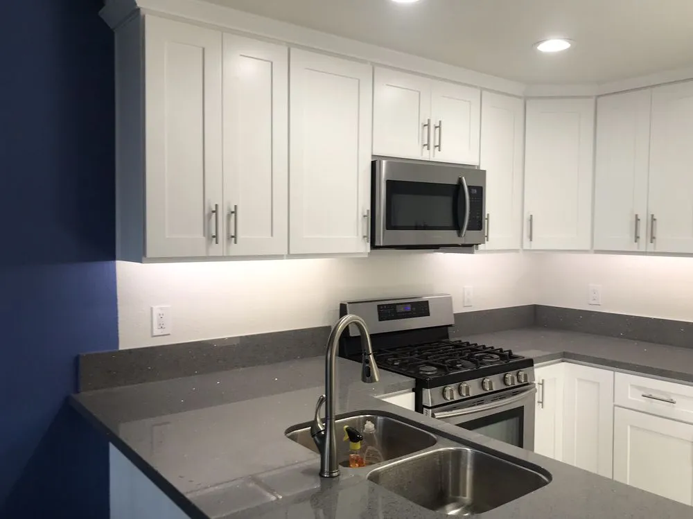 Licensed electrician providing circuit breaker repair in , 