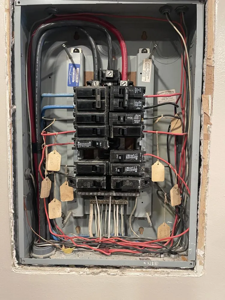 Certified electrician providing circuit breaker repair in , 