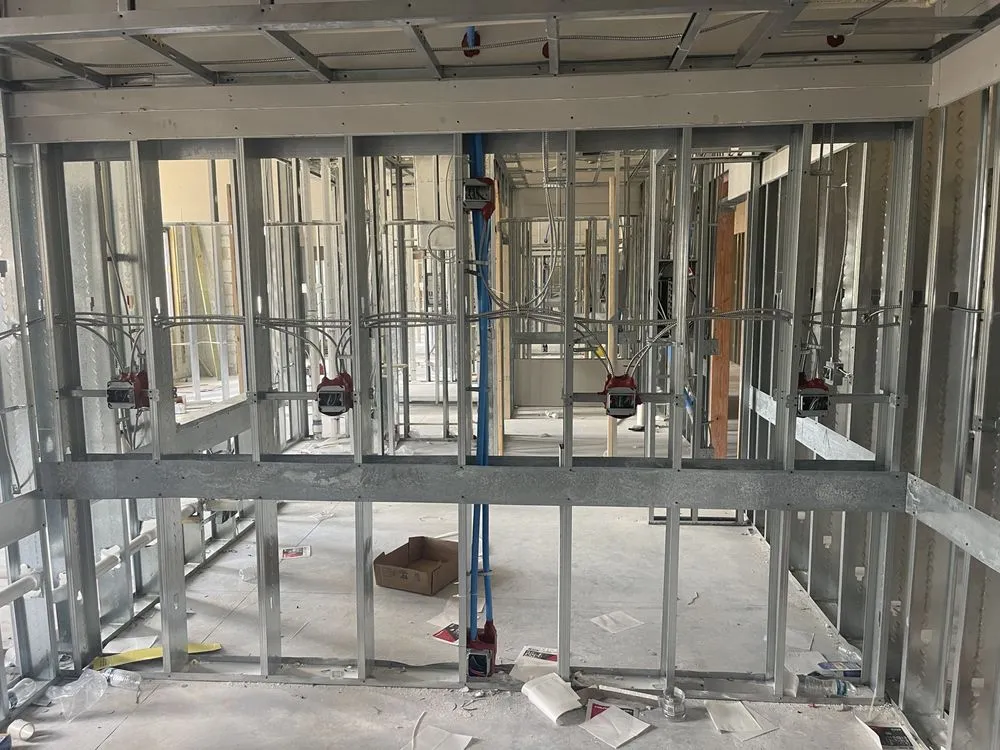 Affordable electrician providing emergency electrical service in , 