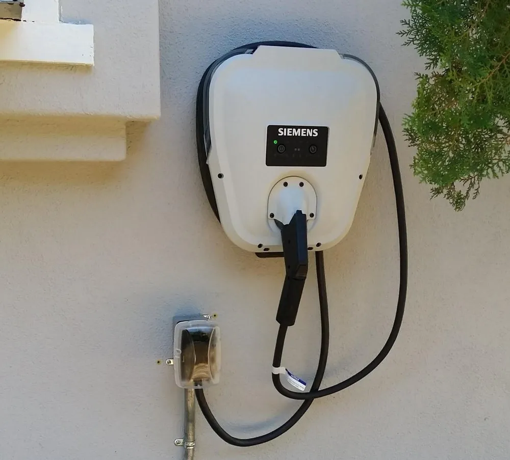 Certified circuit breaker repair experts serving ,  - LE and RO Electric