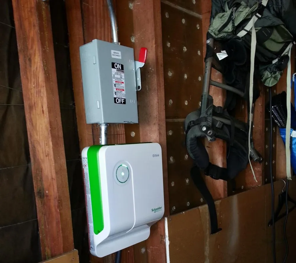 Trusted electrician providing emergency electrical service in , 