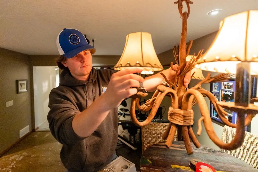 Emergency electrician providing wiring installation in , 