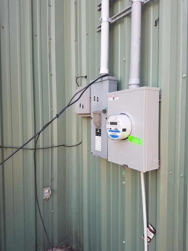 Professional electrician providing circuit breaker repair in , 