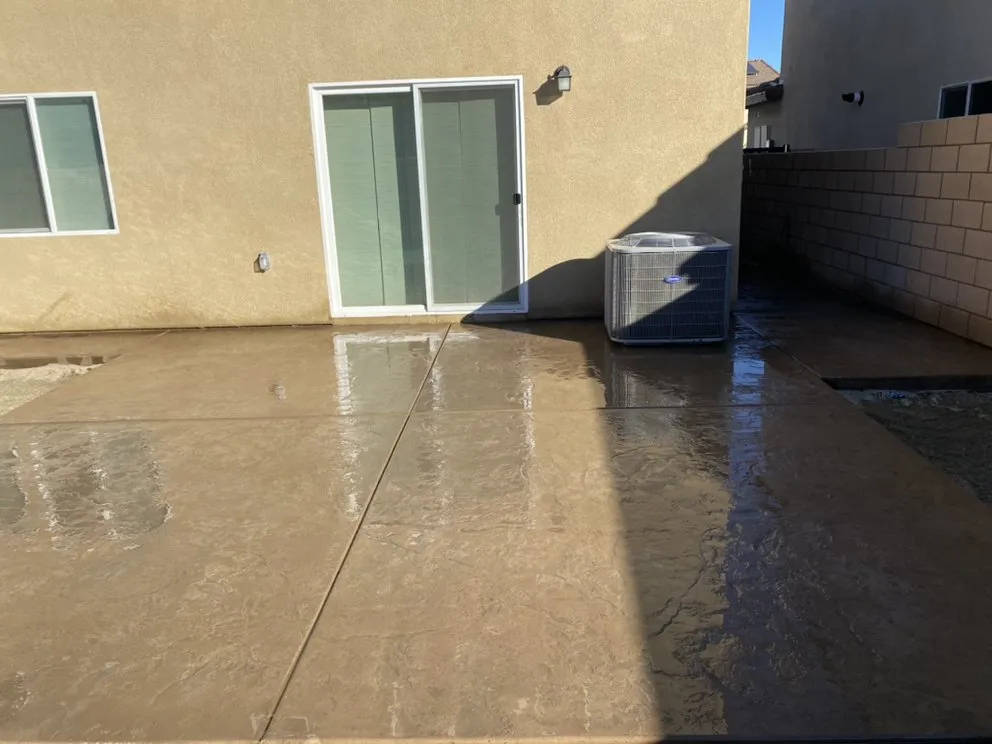 Professional electrician providing circuit breaker repair in , 