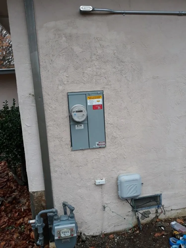 Emergency electrician providing emergency electrical service in , 