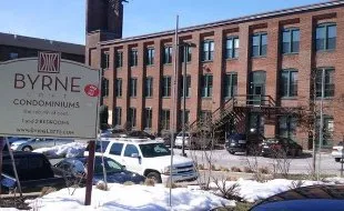 Emergency electrician providing circuit breaker repair in , 