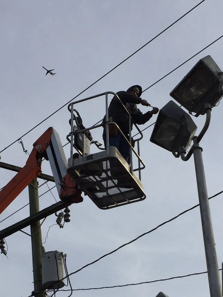 Affordable electrician providing lighting installation in Tidewater Chesapeake, VA - Lenny's Electric