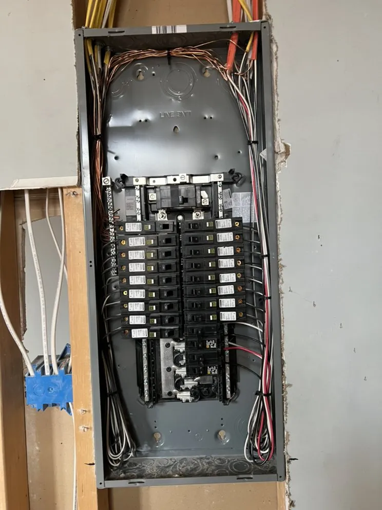 Emergency electrician providing panel upgrade in ???, NY - Leo