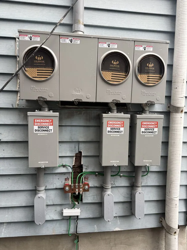 Emergency electrician providing circuit breaker repair in Vernon Township, NJ - Leo Electric Contracting Service