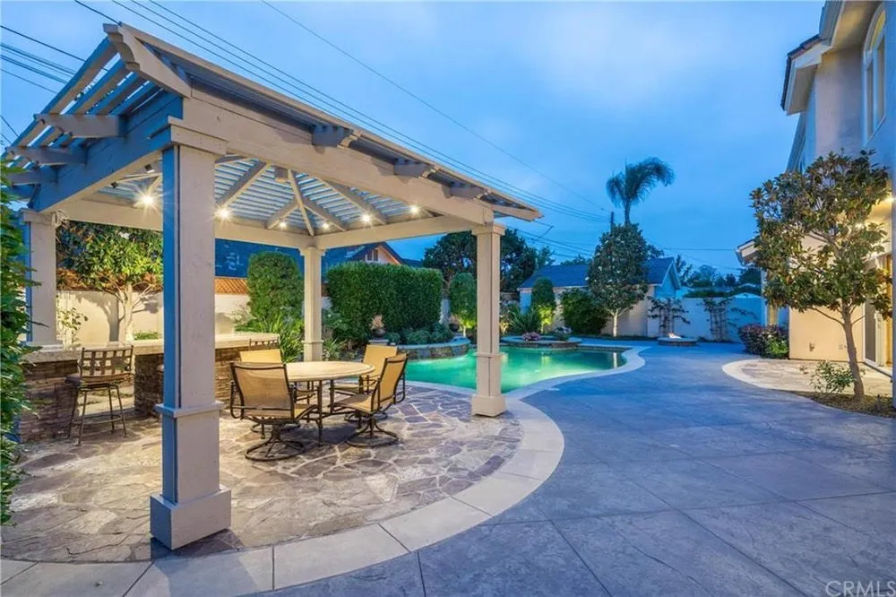 Affordable electrician providing emergency electrical service in , 