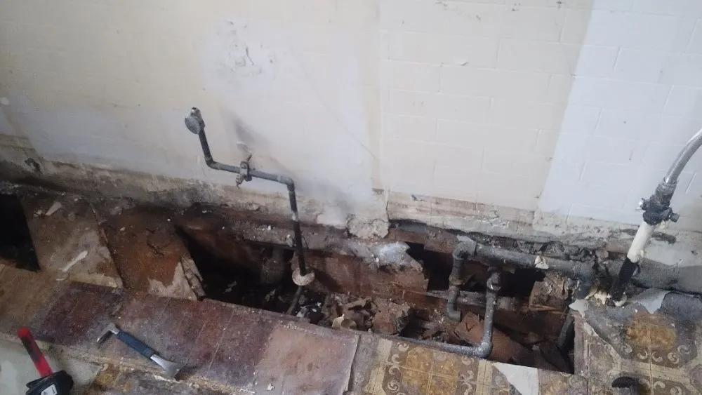 Slide of Leons Home Improvement