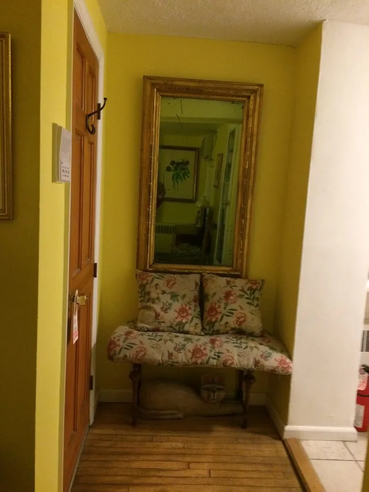 Emergency electrician providing emergency electrical service in , 