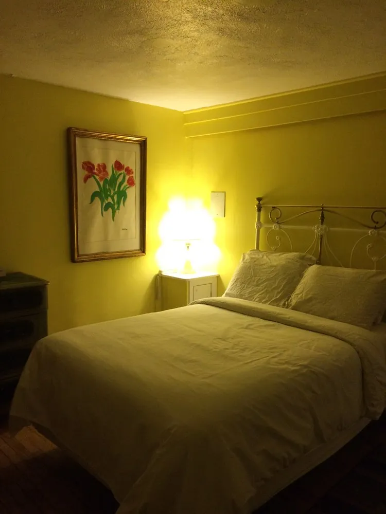 Affordable electrician providing electrical repair in , 