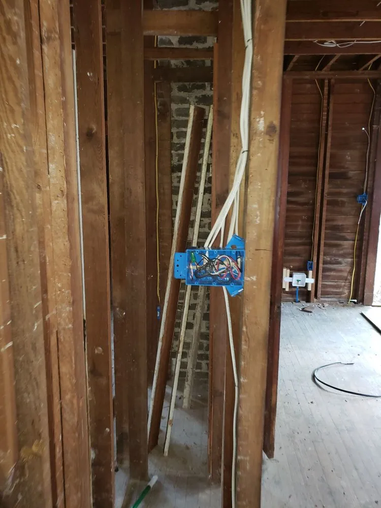 Reliable electrician providing emergency electrical service in , 