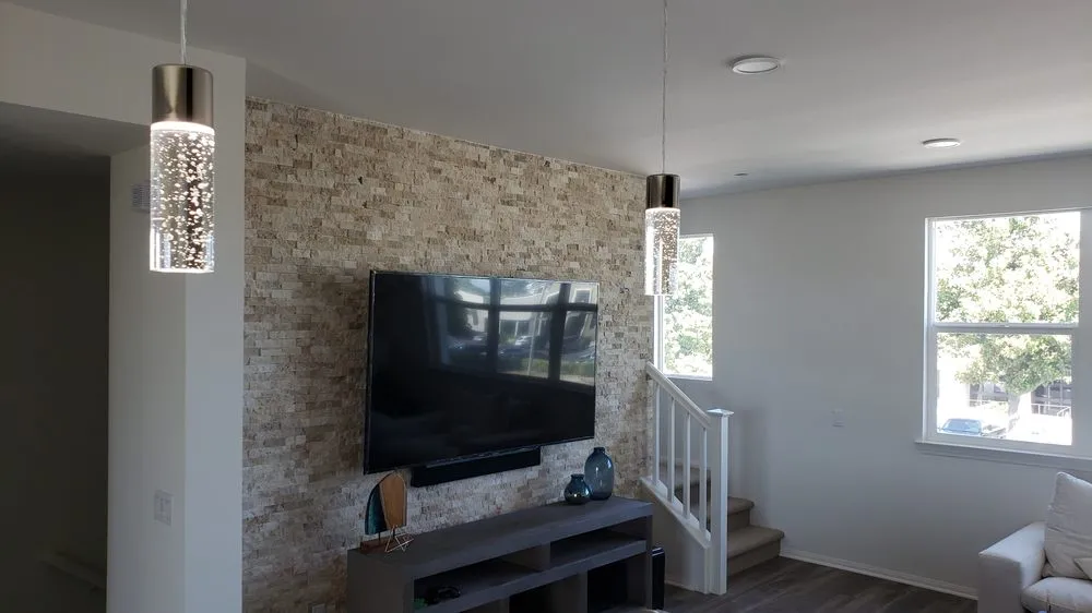 Reliable electrician providing emergency electrical service in , 