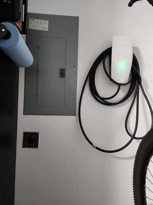 Lewiz Electrical Logo