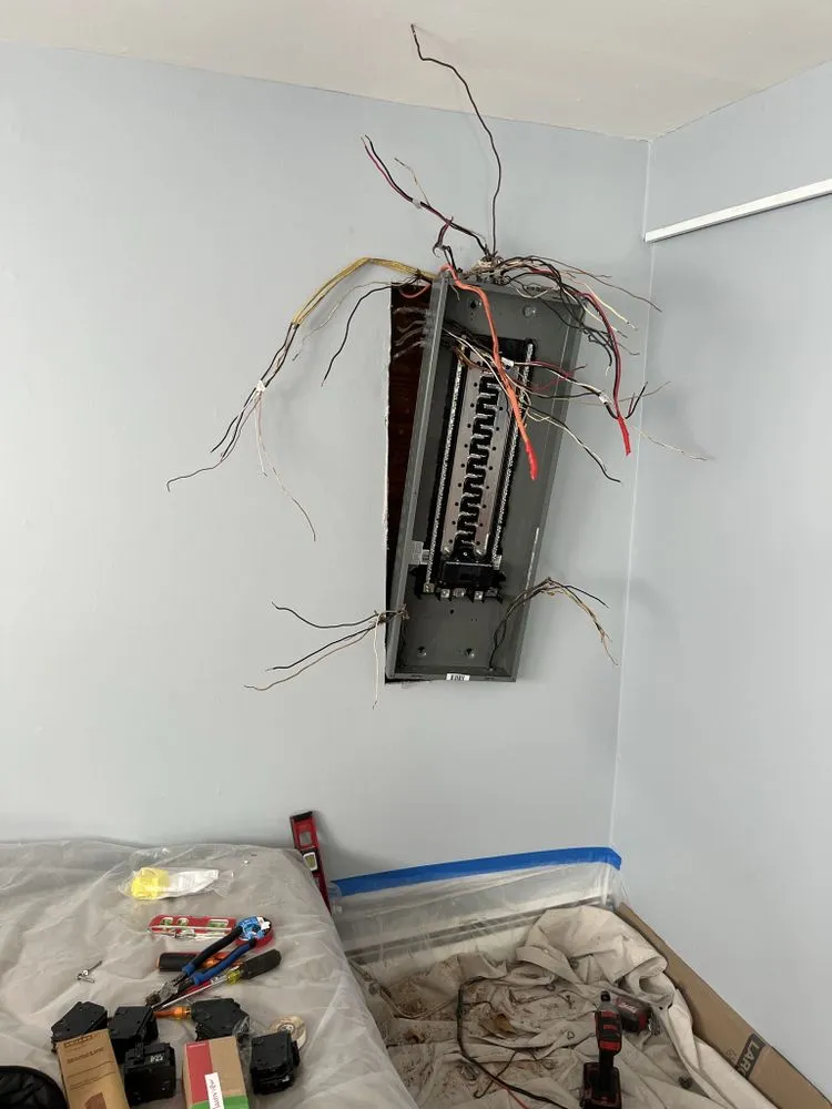 Certified electrician providing electrical repair in , 