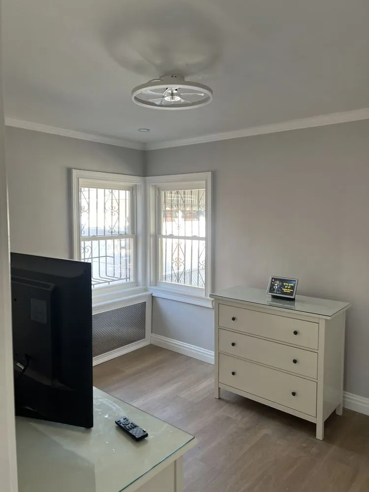 Slide of Lia Handyman