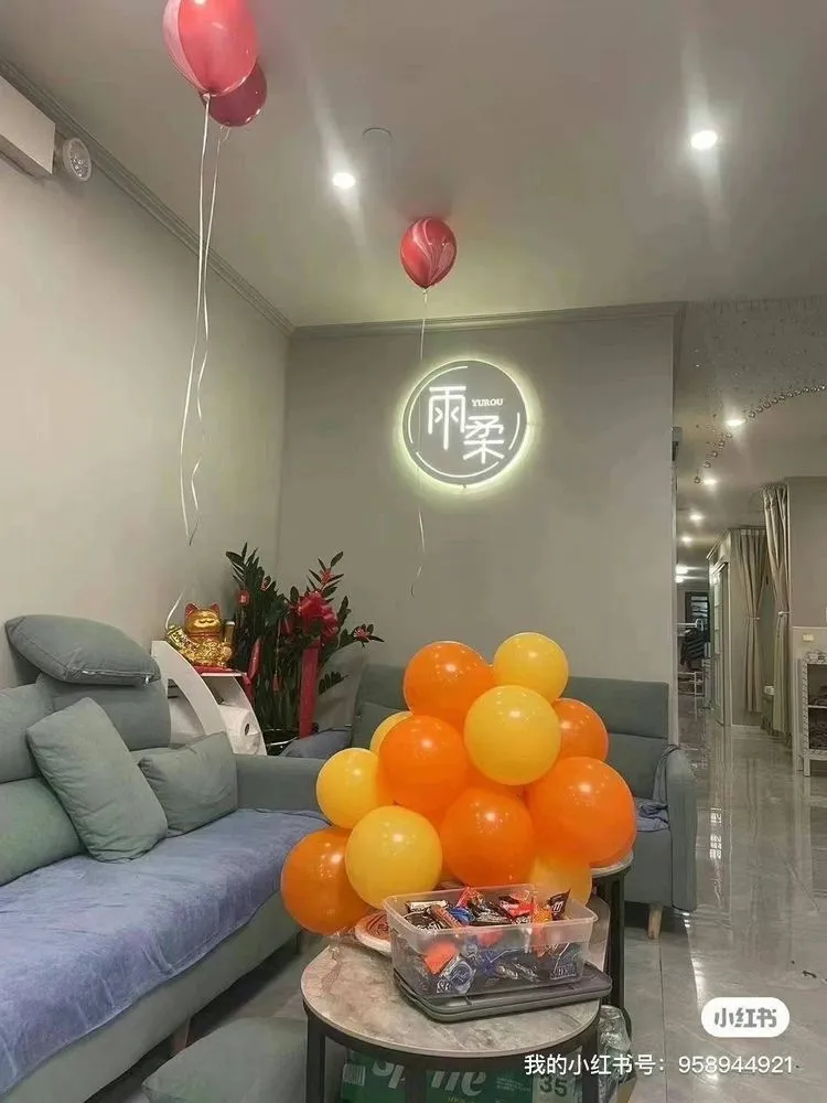 Slide of Lia Handyman