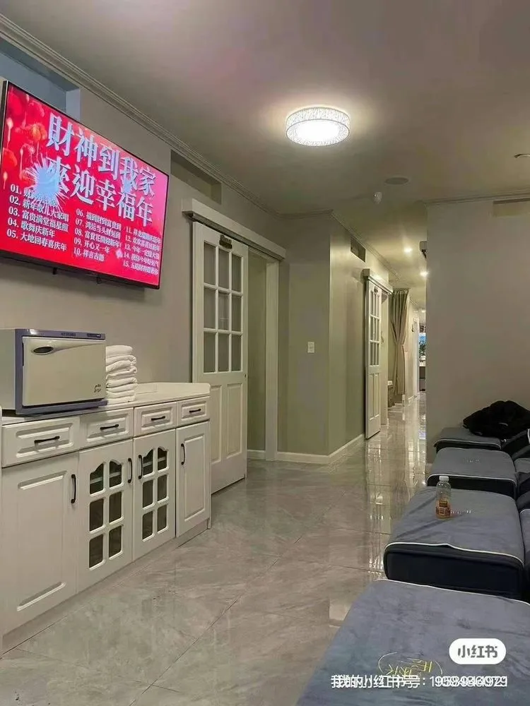 Slide of Lia Handyman