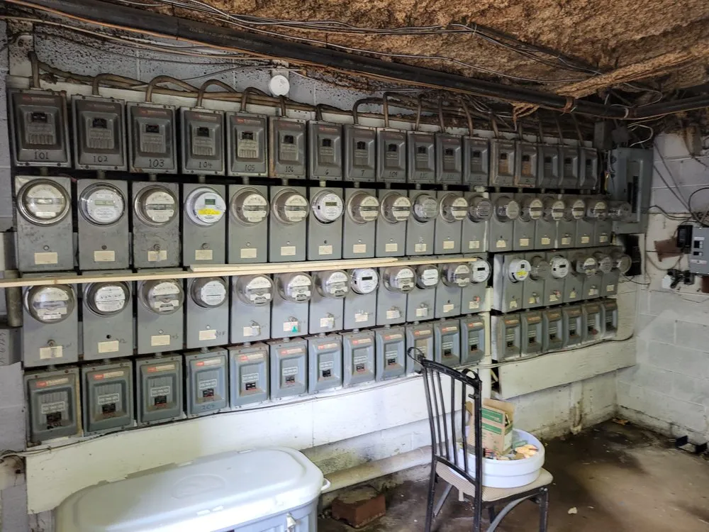 Trusted electrician providing electrical repair in , 