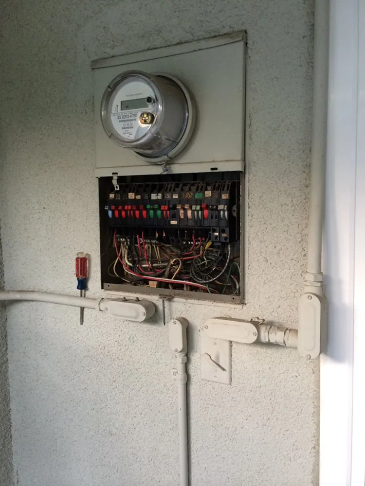 Trusted electrician providing circuit breaker repair in , 