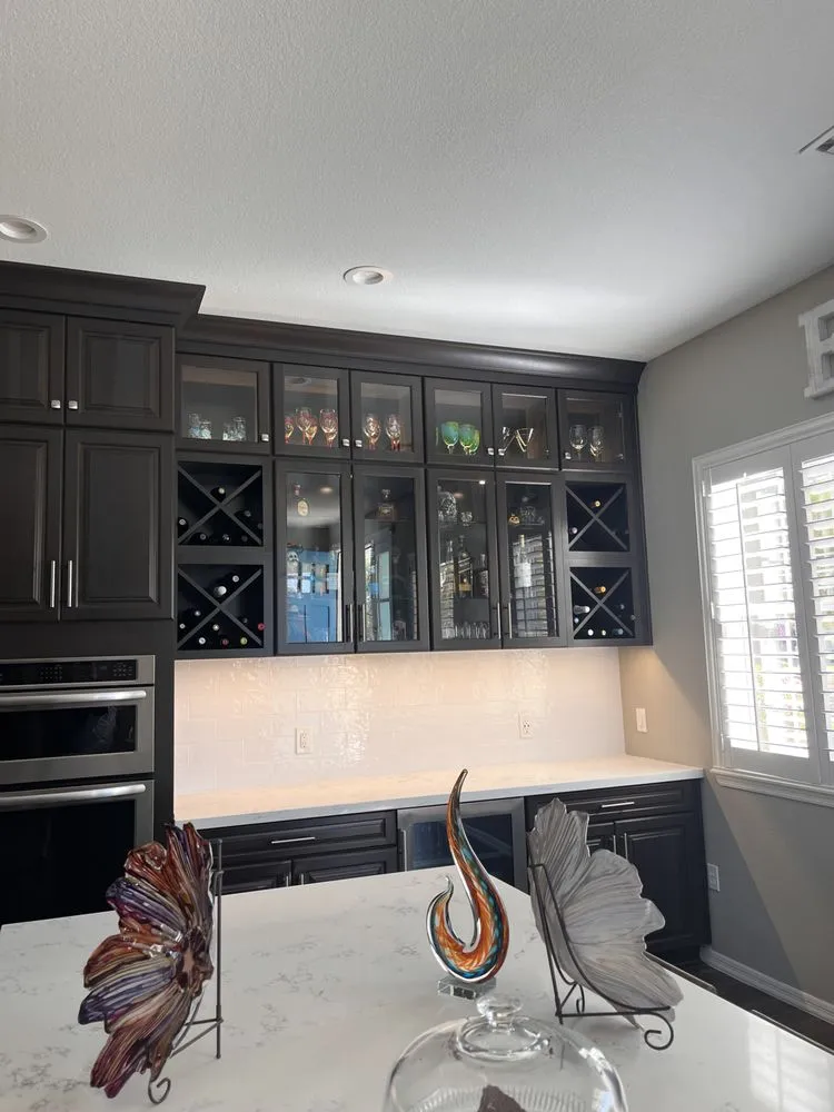 Emergency electrician providing circuit breaker repair in , 