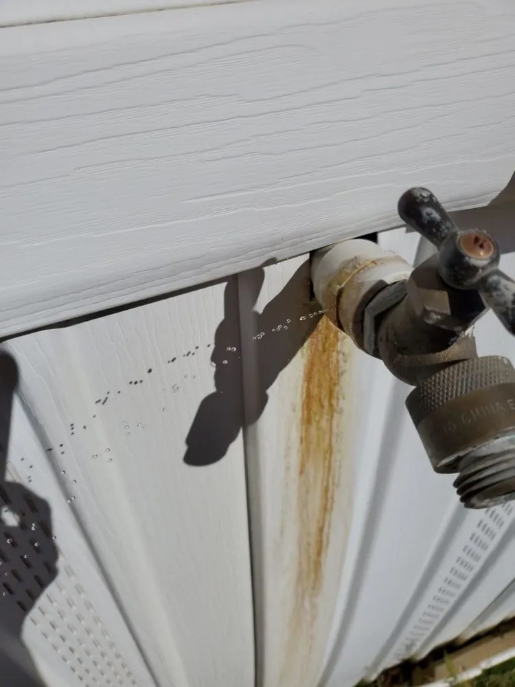 Licensed electrician providing electrical repair in , 