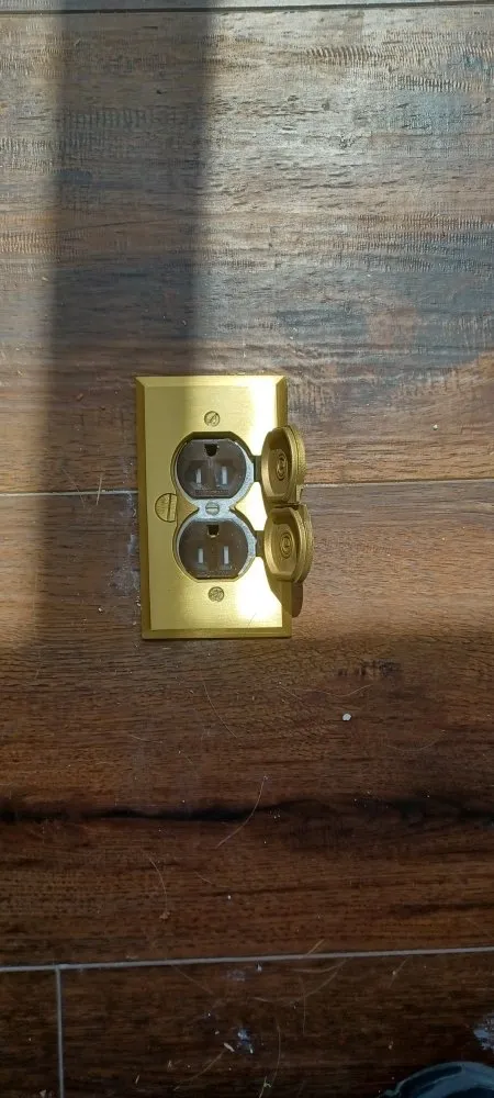 Slide of Lightning Power Solutions