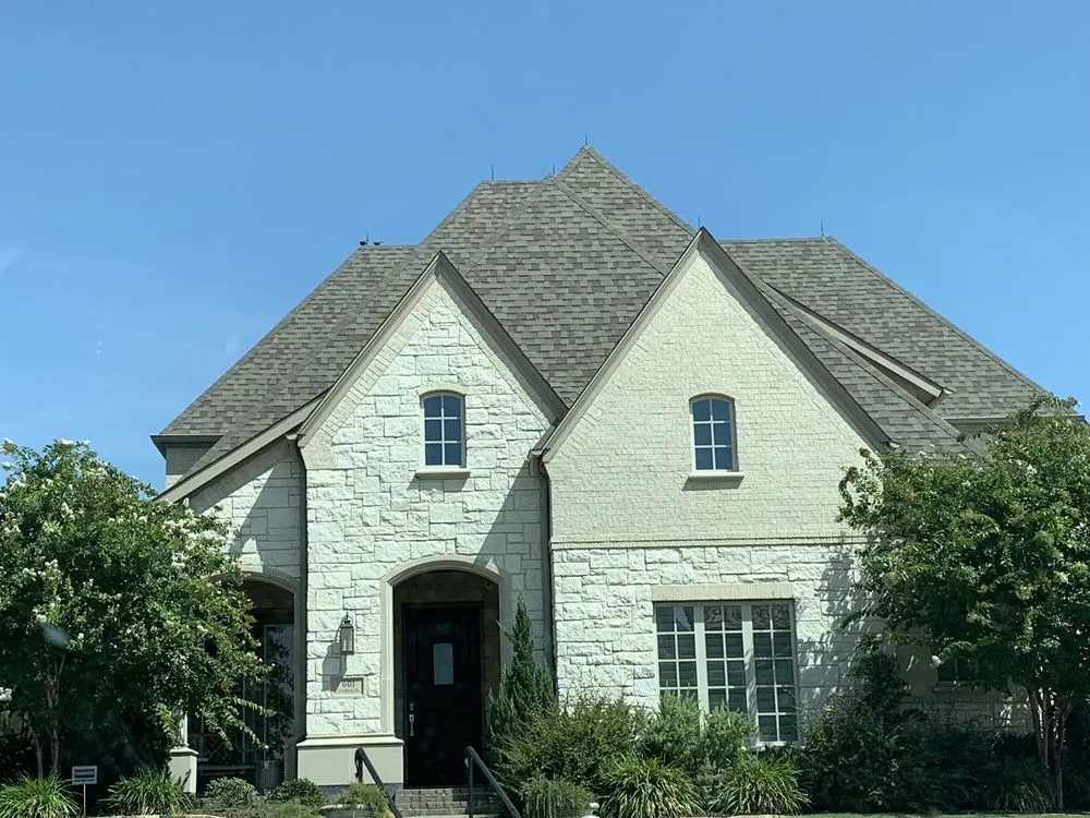 Certified electrician providing circuit breaker repair in ,