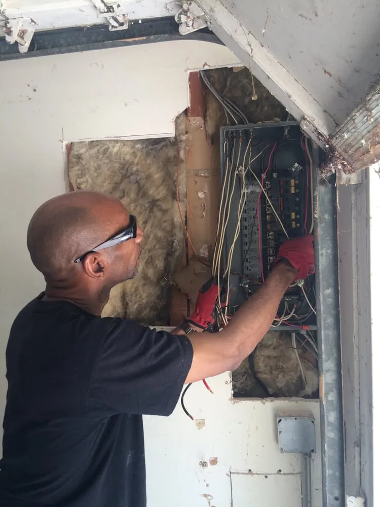 Licensed emergency electrical service experts serving St Louis, MO - Lights & Switches