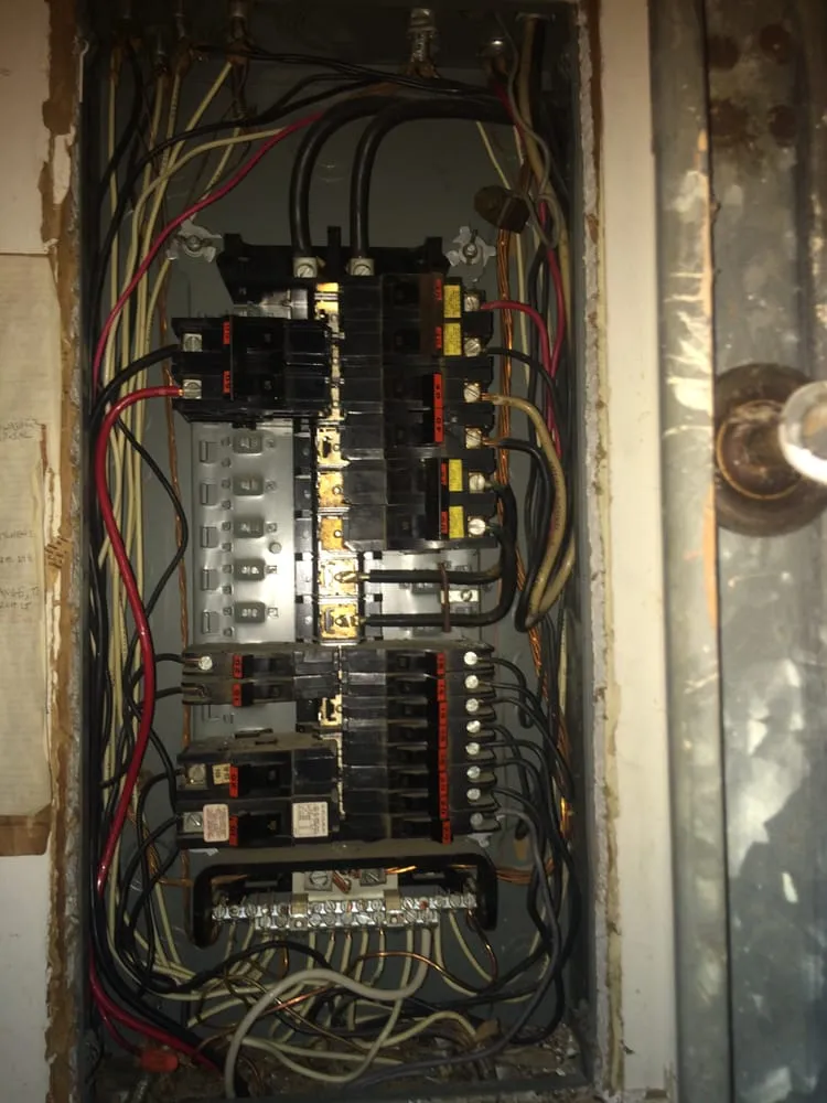 Emergency electrician providing circuit breaker repair in St Louis, MO - Lights & Switches