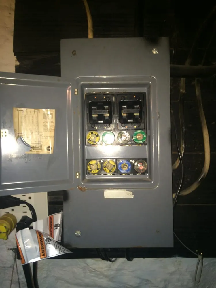 Expert electrician providing emergency electrical service in St Louis, MO - Lights & Switches