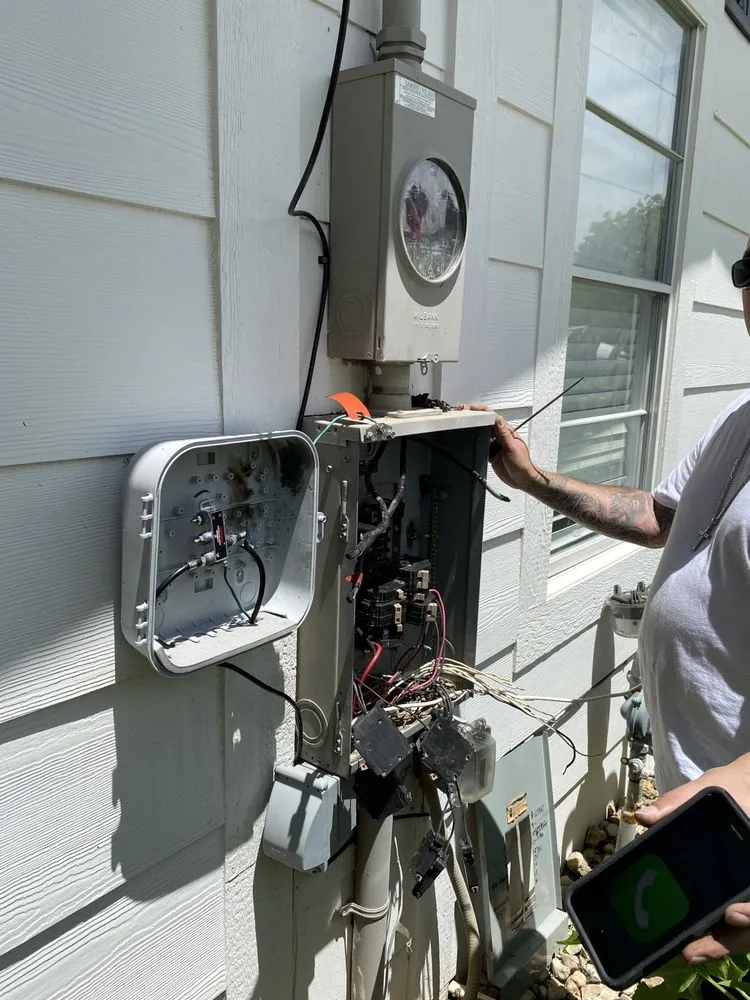 Emergency electrician providing lighting installation in , 