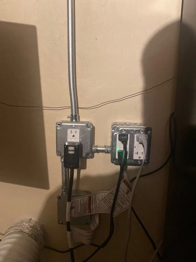 Expert electrician providing electrical repair in , 