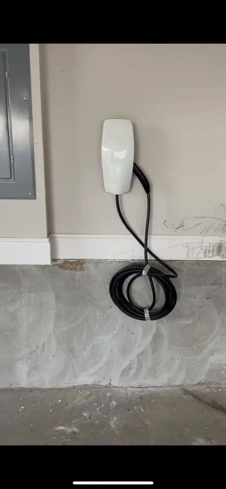 Emergency electrician providing emergency electrical service in , 